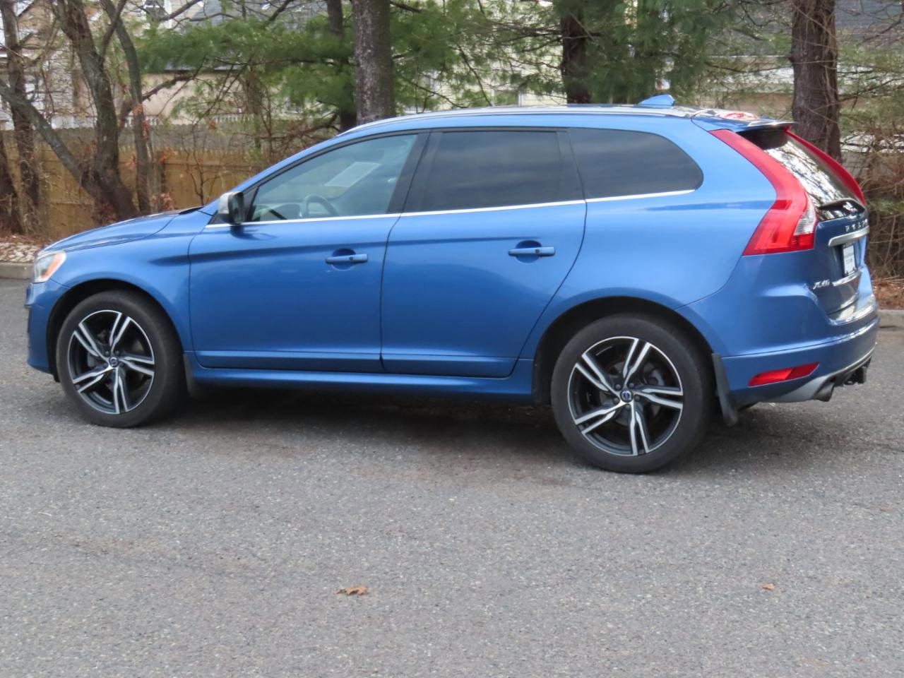 Used 2017 Volvo XC60 T6 R-Design w/ Climate Package image 3