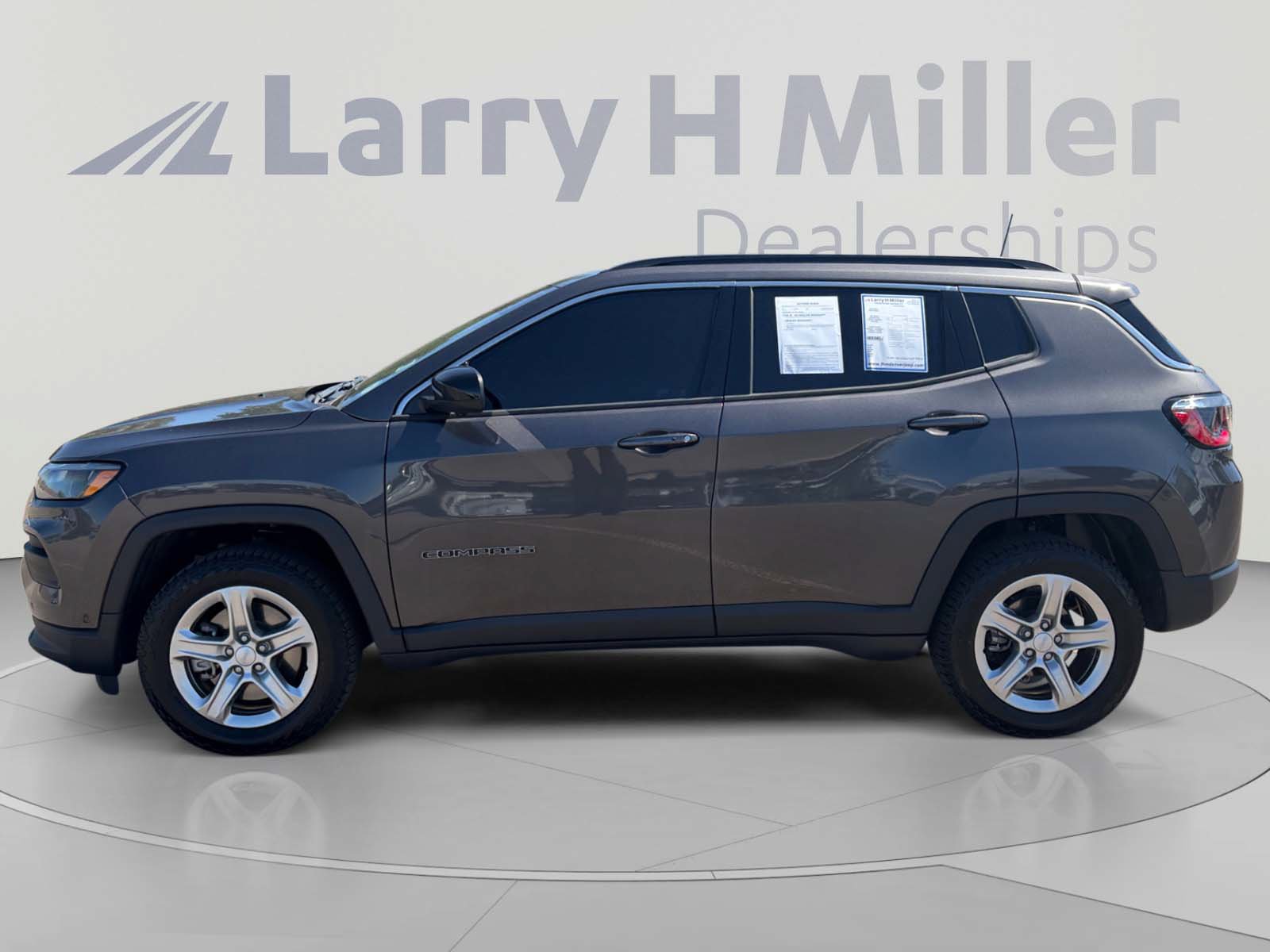 Used 2023 Jeep Compass Latitude w/ Sun and Sound Group AWD/4WD image 3
