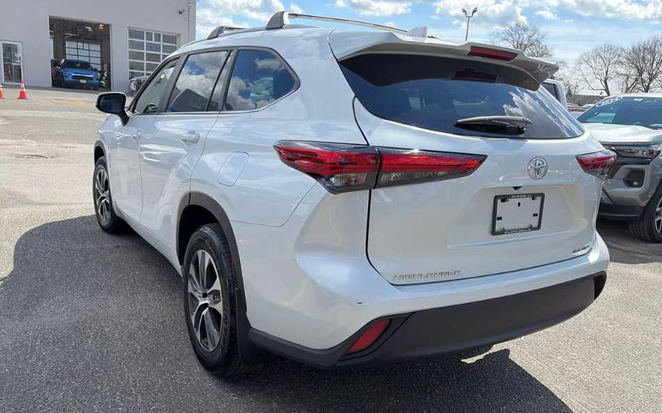Used 2023 Toyota Highlander XLE image 6