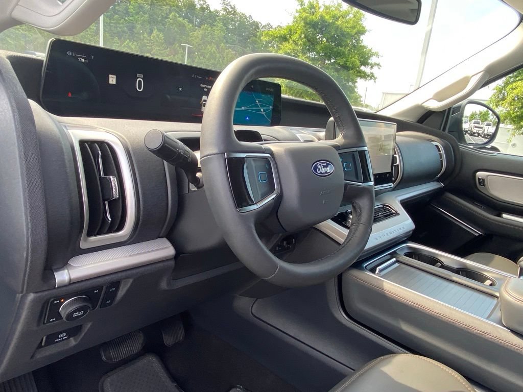 Used 2025 Ford Expedition Active AWD/4WD image 9