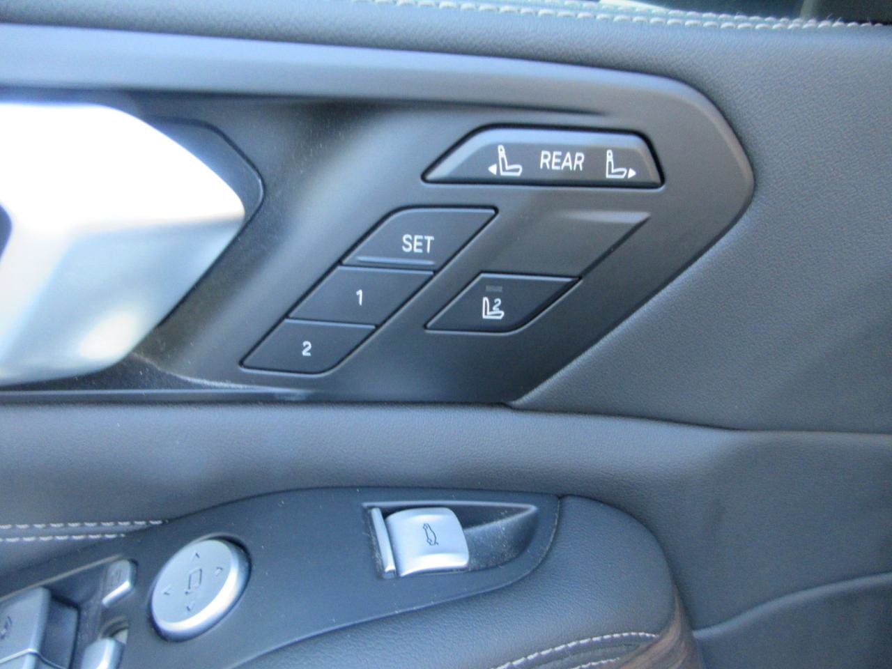 Used 2025 BMW X7 xDrive40i w/ Premium Package AWD/4WD image 6