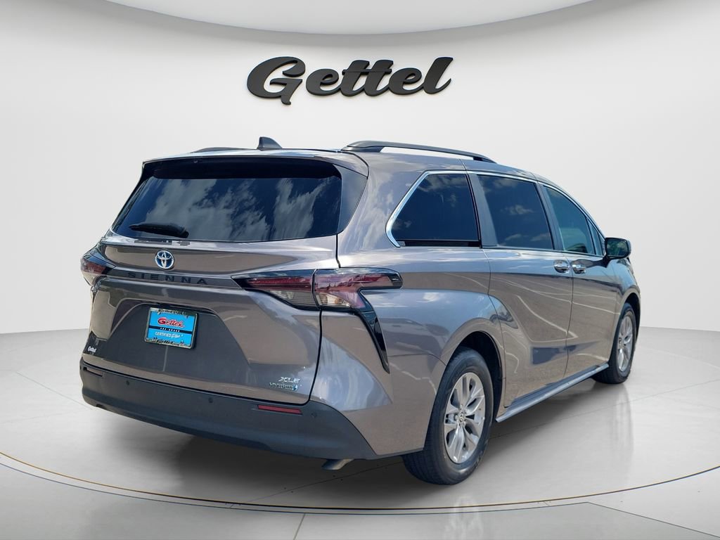 Certified 2024 Toyota Sienna XLE FWD image 5