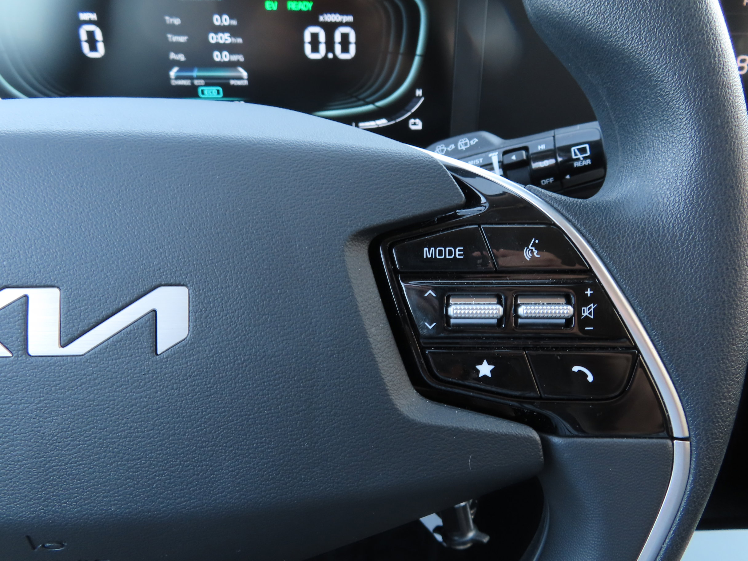 Used 2025 Kia Niro LX image 23