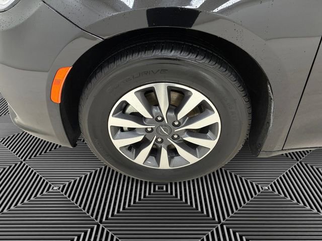 Used 2024 Chrysler Pacifica Select image 9