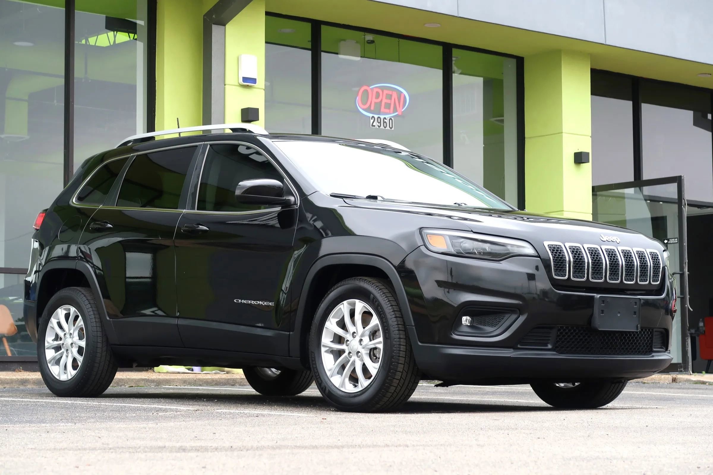 Used 2019 Jeep Cherokee Latitude w/ Popular Appearance Group FWD image 5