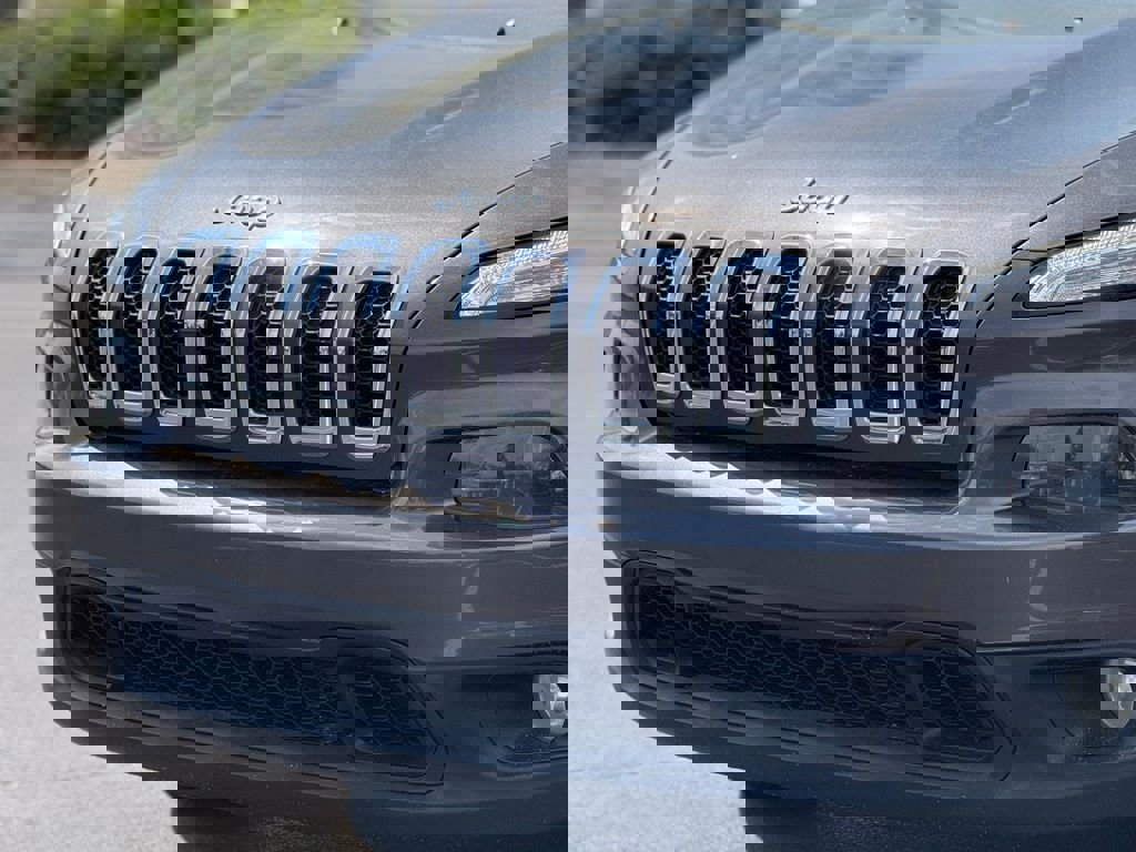 Used 2018 Jeep Cherokee Latitude Plus image 10