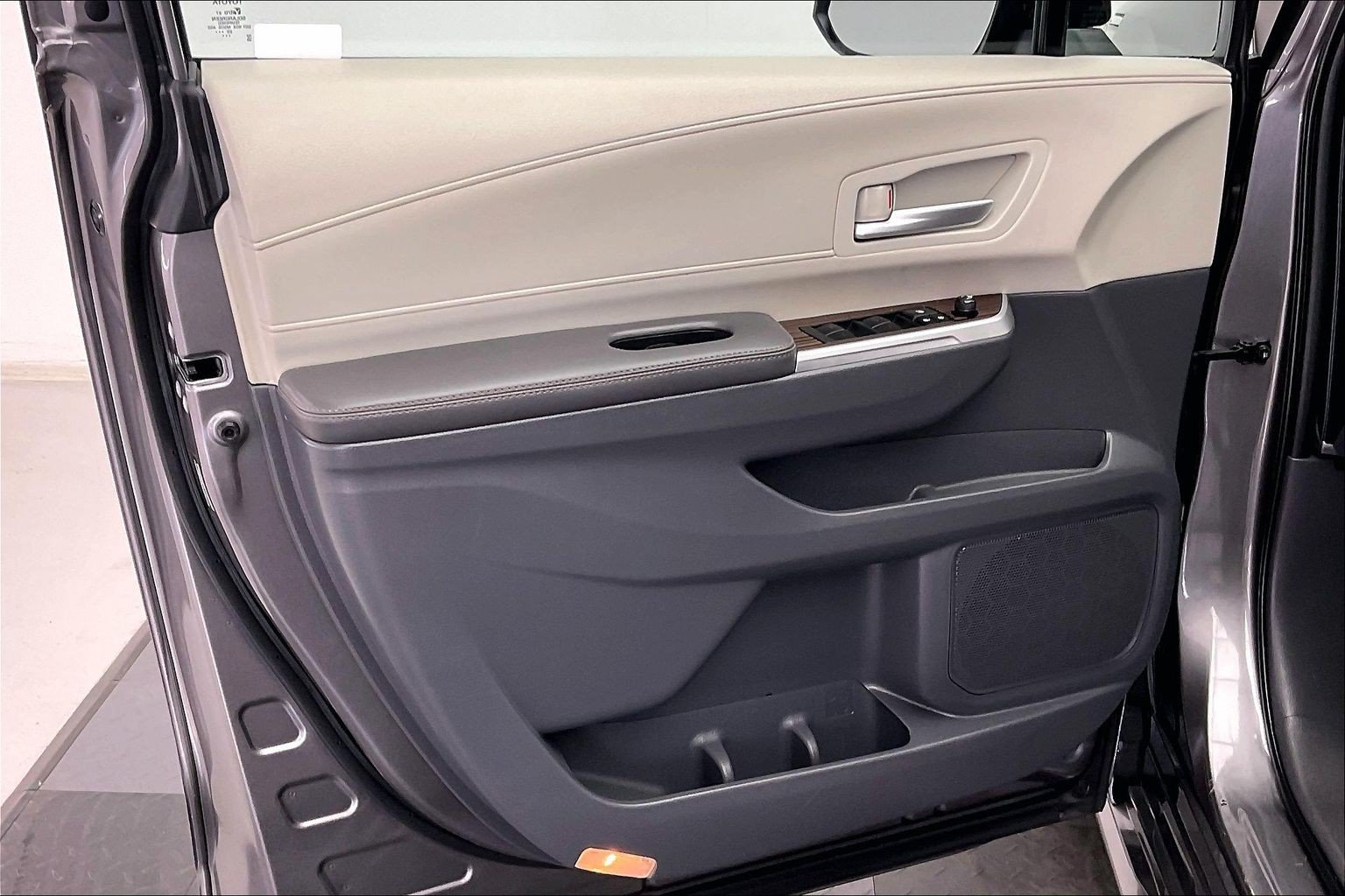 Used 2023 Toyota Sienna XLE FWD image 26