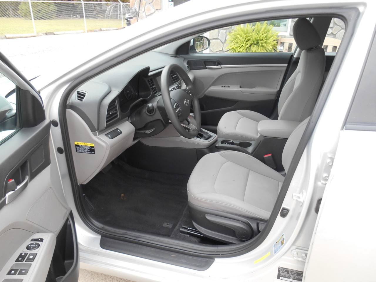 Used 2019 Hyundai Elantra SE FWD image 2