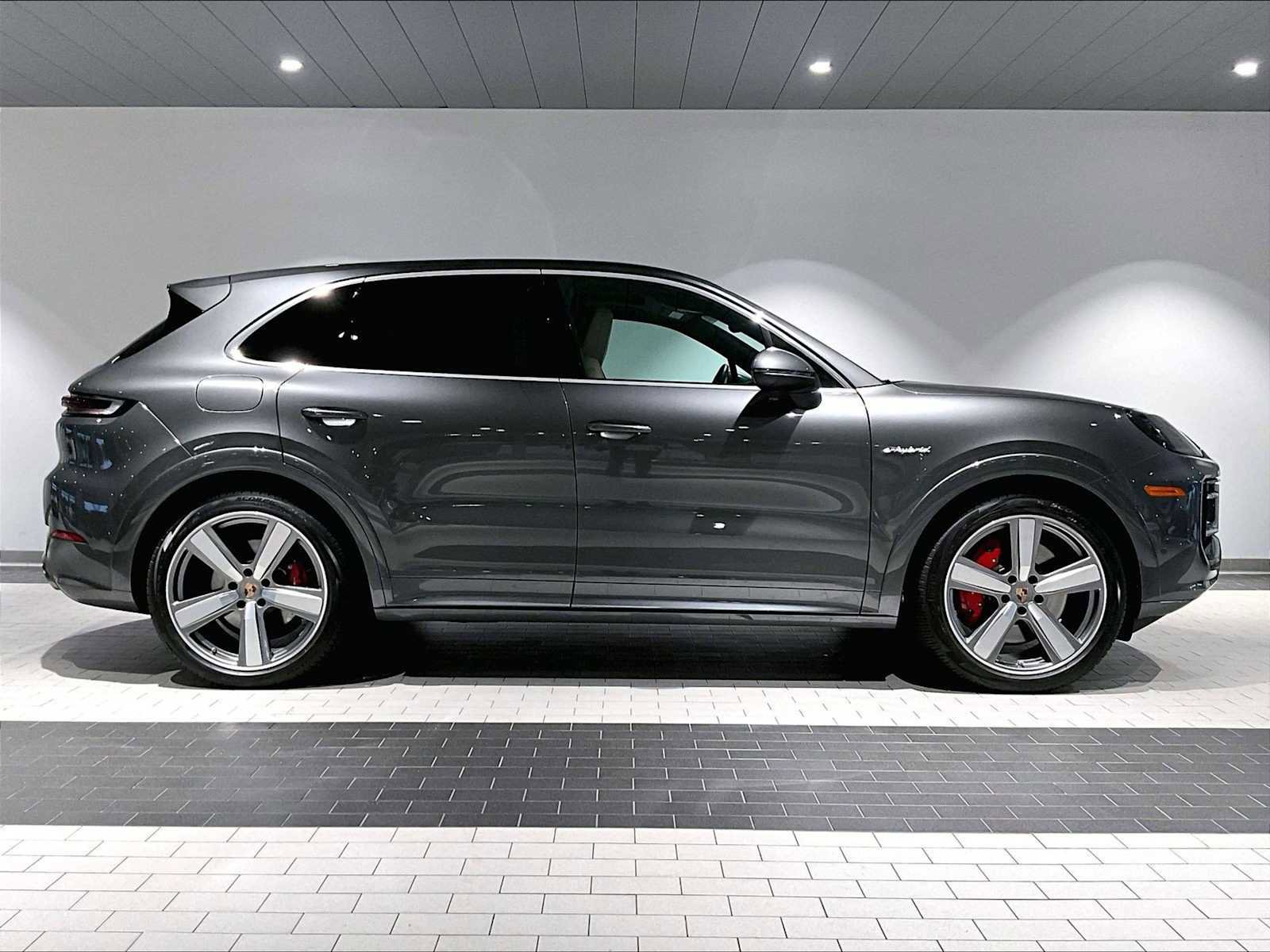 Used 2025 Porsche Cayenne S image 11