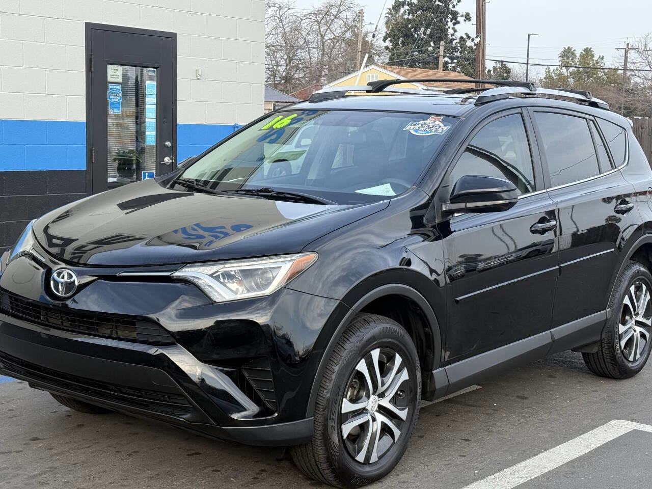 Used 2016 Toyota RAV4 LE FWD image 2