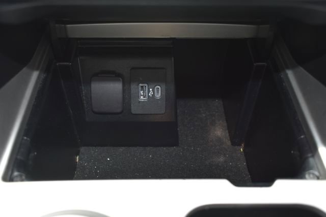 Used 2022 Ford Explorer XLT w/ Equipment Group 202A AWD/4WD image 33