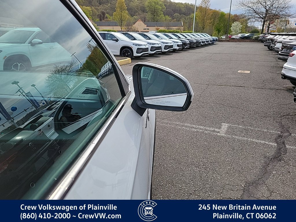 Used 2022 Volkswagen Taos SE w/ Driver Assistance Package FWD image 37