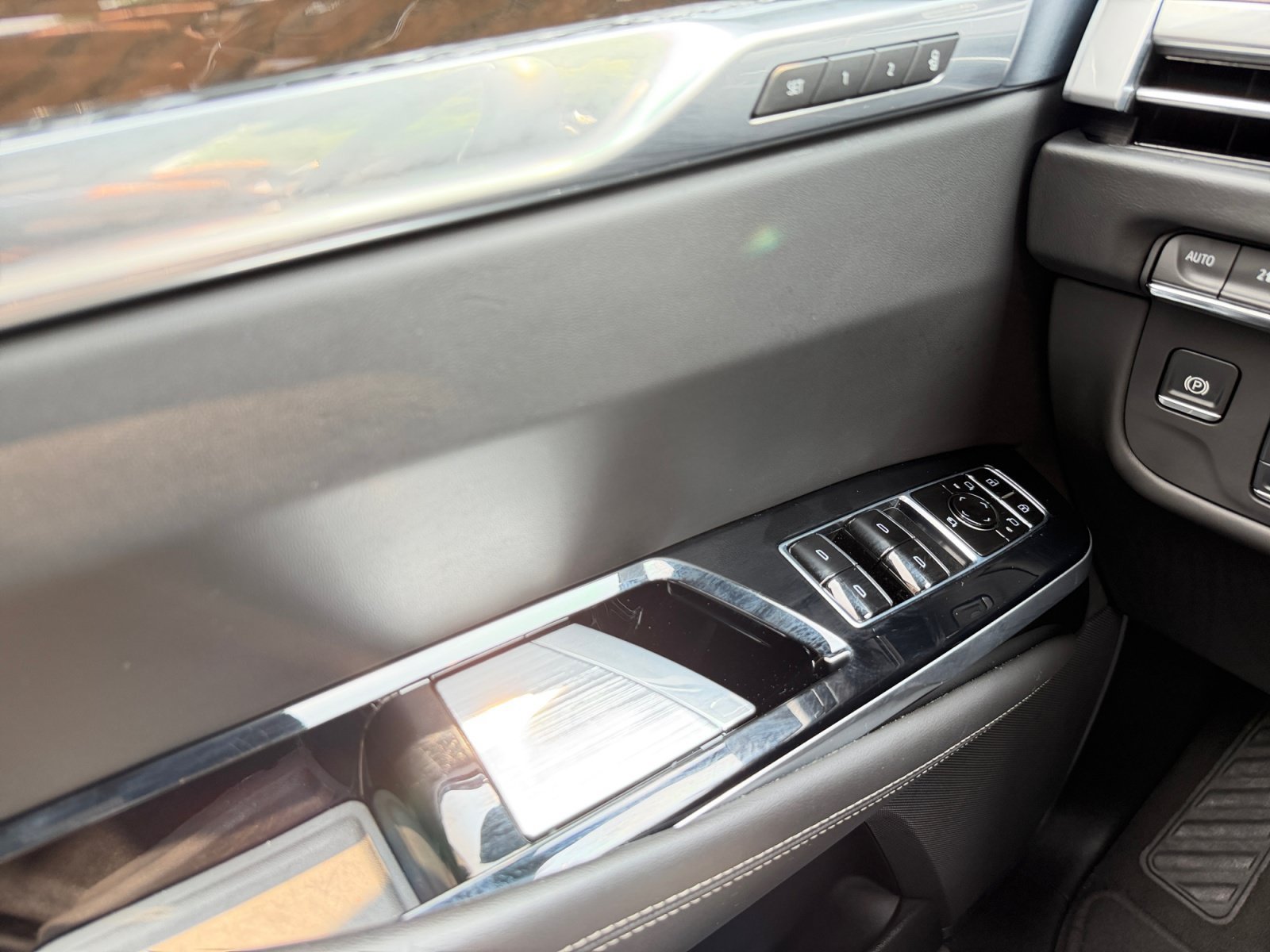 Used 2025 Cadillac Escalade Sport Platinum AWD/4WD image 13