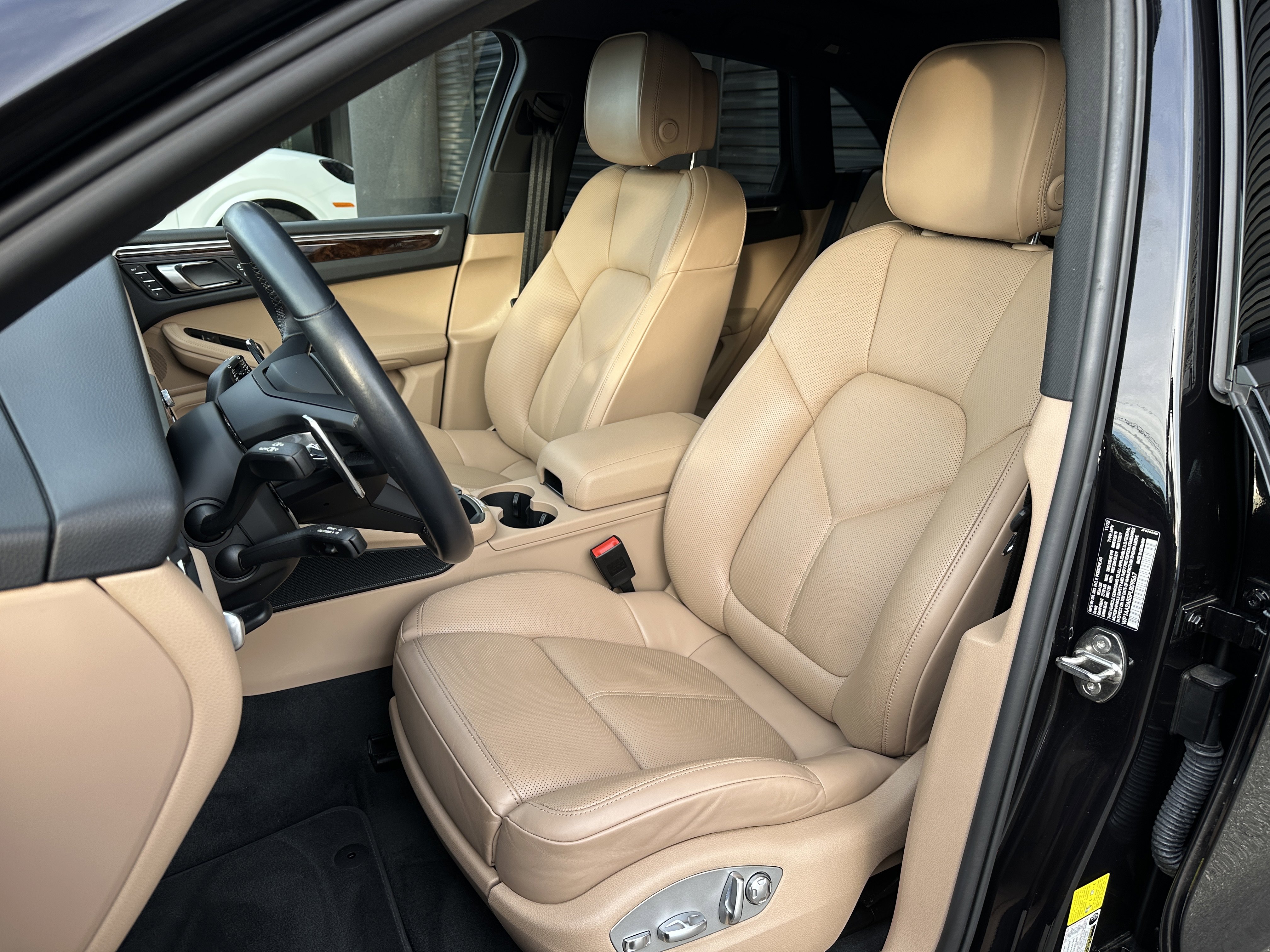 Certified 2023 Porsche Macan image 5