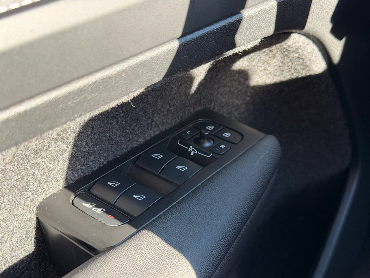 Used 2022 Volvo XC40 P8 Recharge Plus image 34