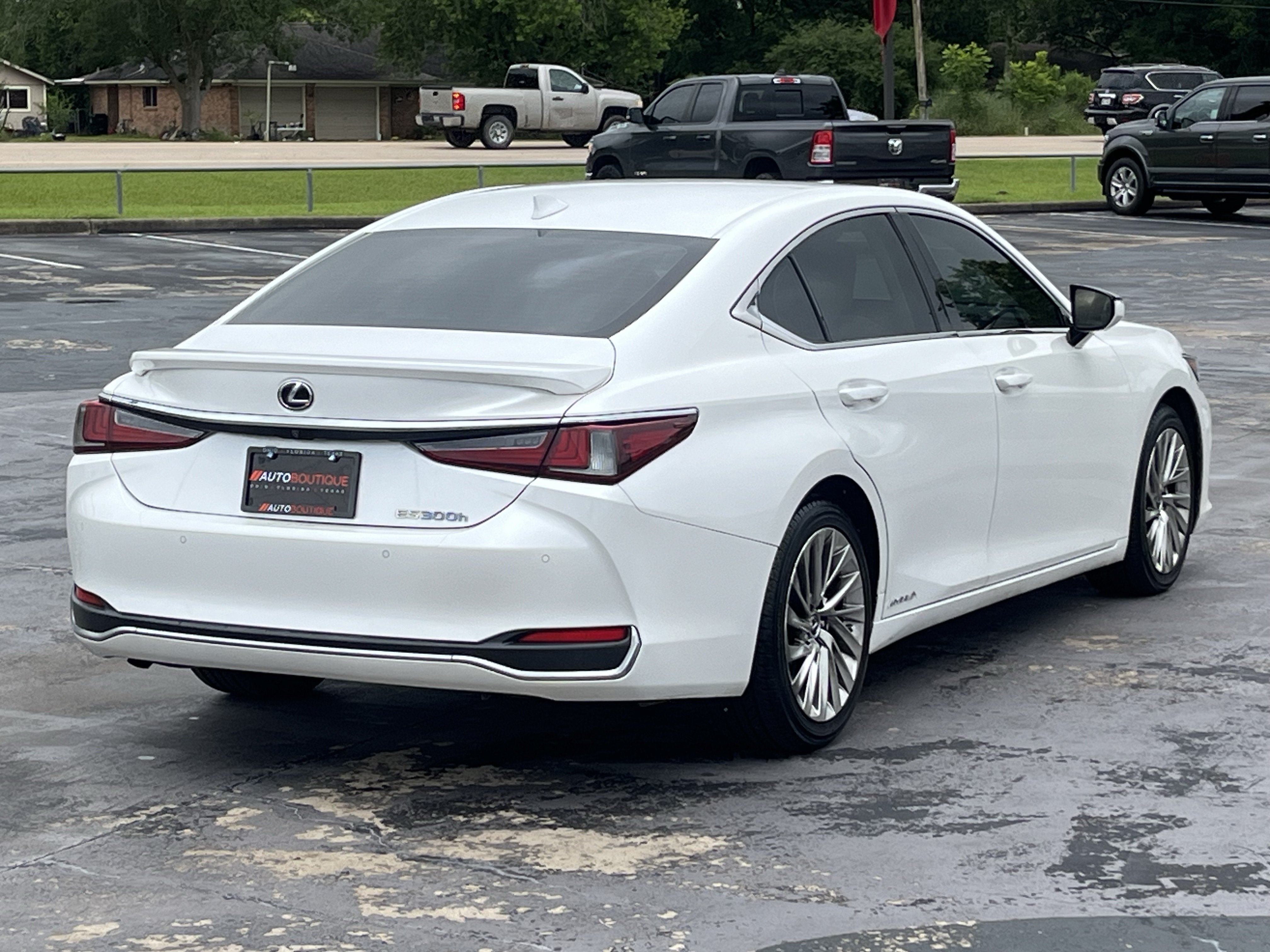 Used 2019 Lexus ES 300h Ultra Luxury w/ Accessory Package 2 FWD image 10