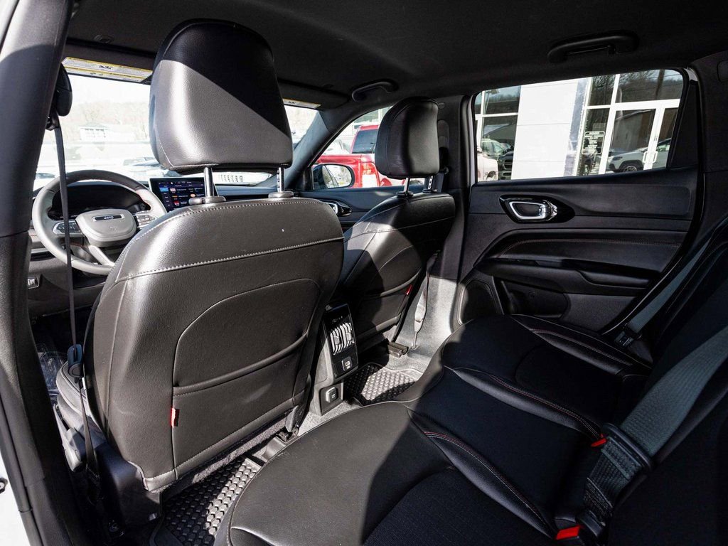 Used 2025 Jeep Compass Trailhawk image 27