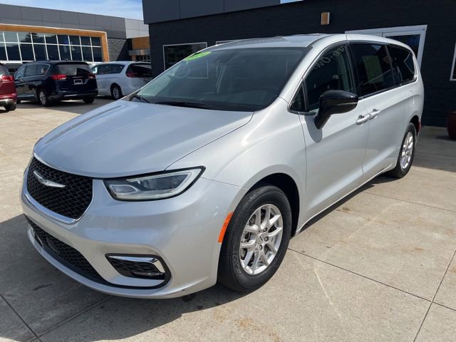 Used 2024 Chrysler Pacifica Touring-L image 3