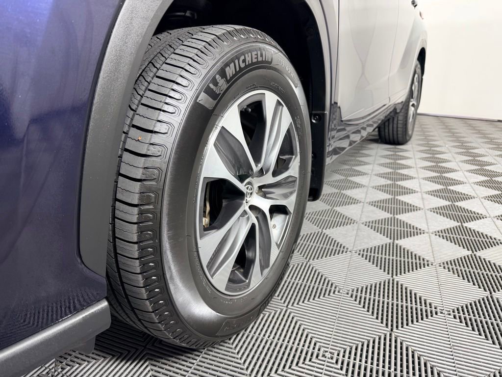 Used 2021 Toyota Highlander XLE image 12