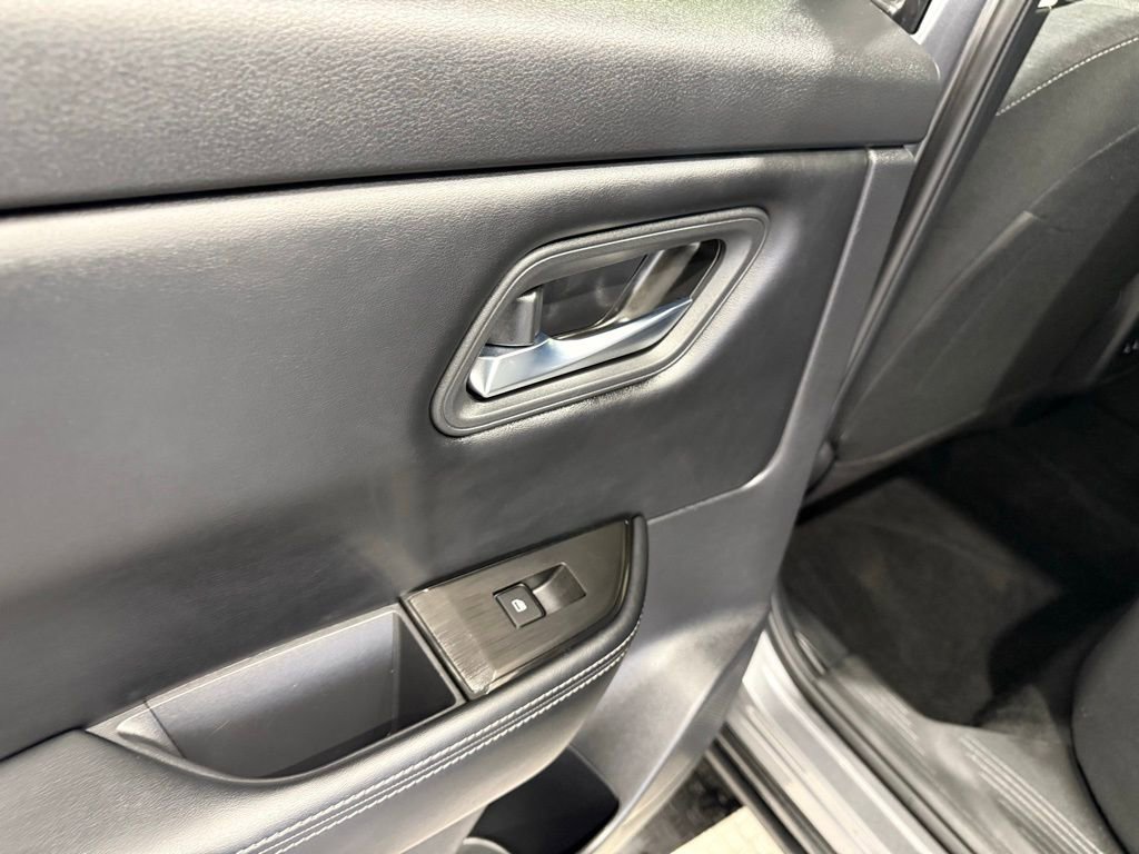 Used 2025 Nissan Rogue SV FWD image 18