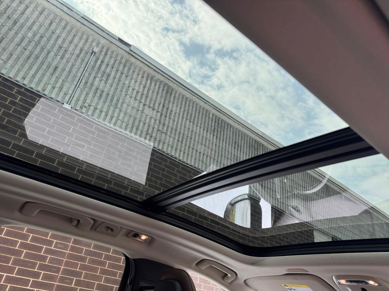 Used 2018 Volvo XC60 T6 Momentum w/ Vision Package image 19