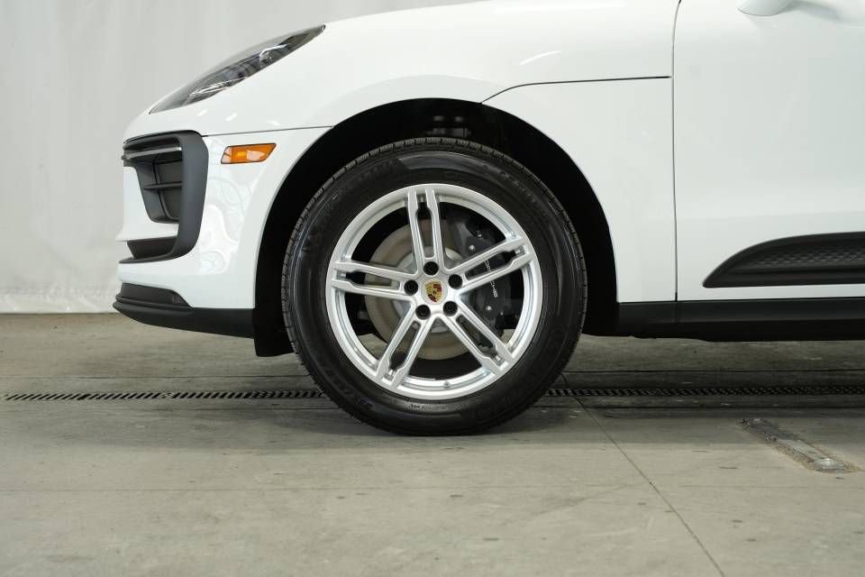 Certified 2025 Porsche Macan AWD/4WD image 41