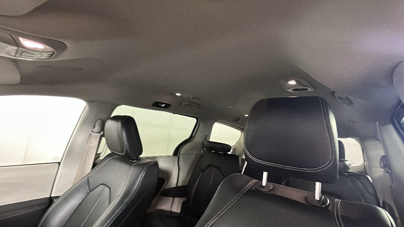 Used 2024 Chrysler Pacifica Touring-L FWD image 13