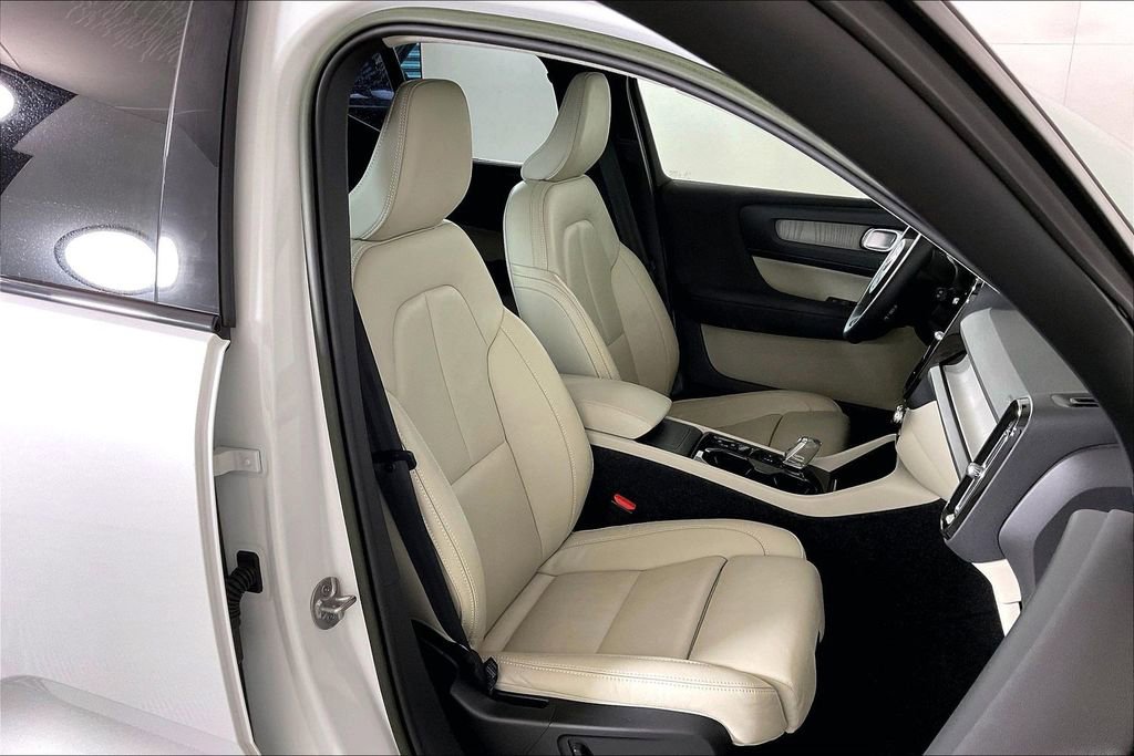 Used 2023 Volvo XC40 B5 Plus w/ Protection Package Premier AWD/4WD image 6