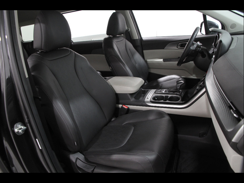 Used 2024 Kia Carnival LX image 39