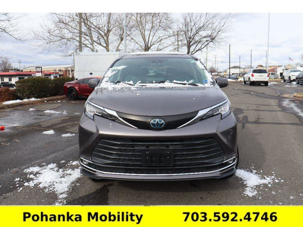 Used 2021 Toyota Sienna XLE w/ XLE Plus Package image 3