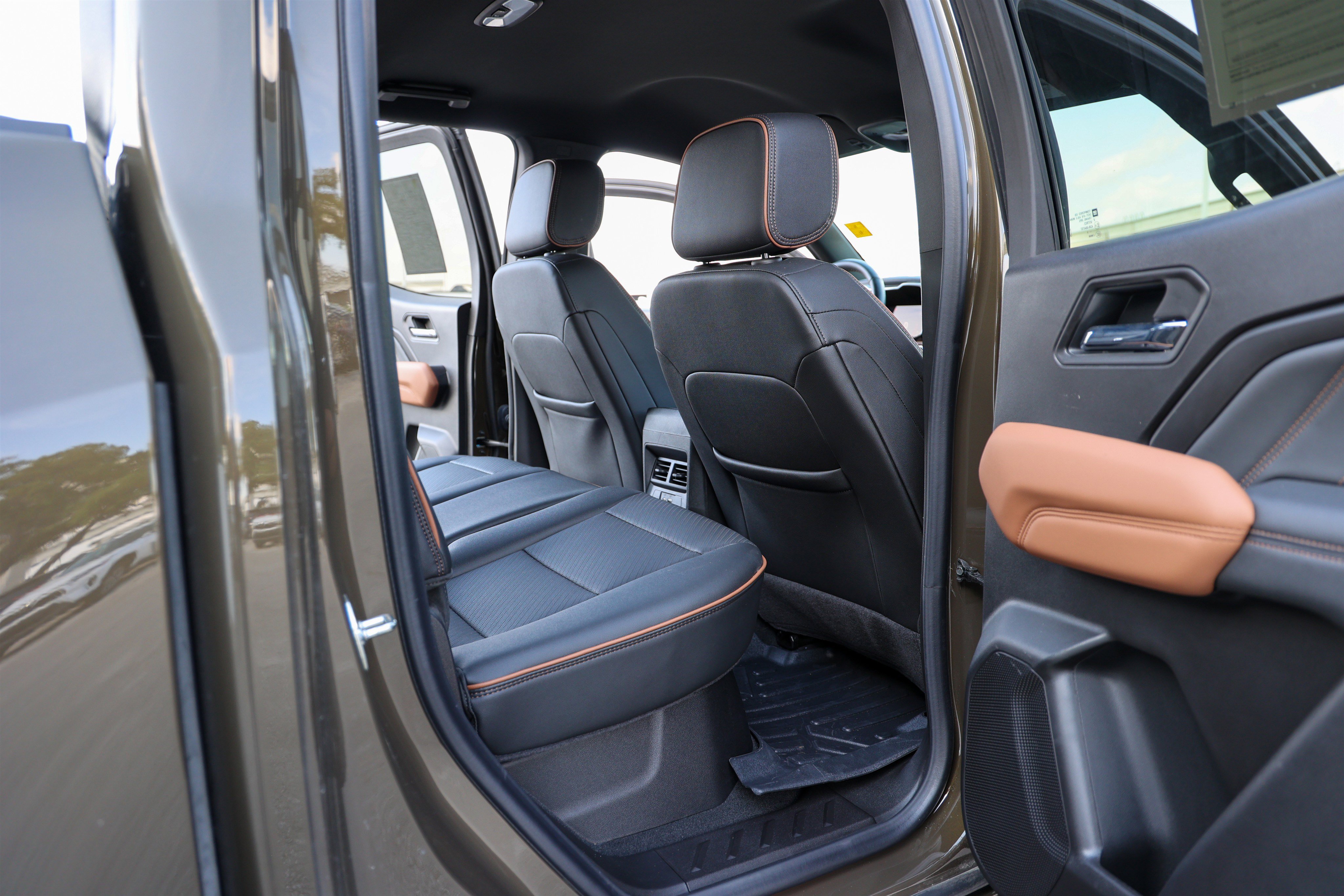 Used 2025 GMC Canyon AT4 w/ AT4 Premium Package image 42