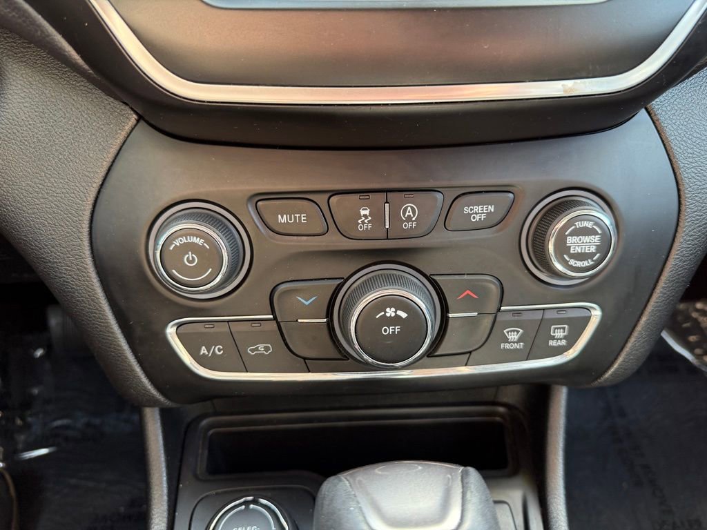 Used 2019 Jeep Cherokee Latitude Plus image 28