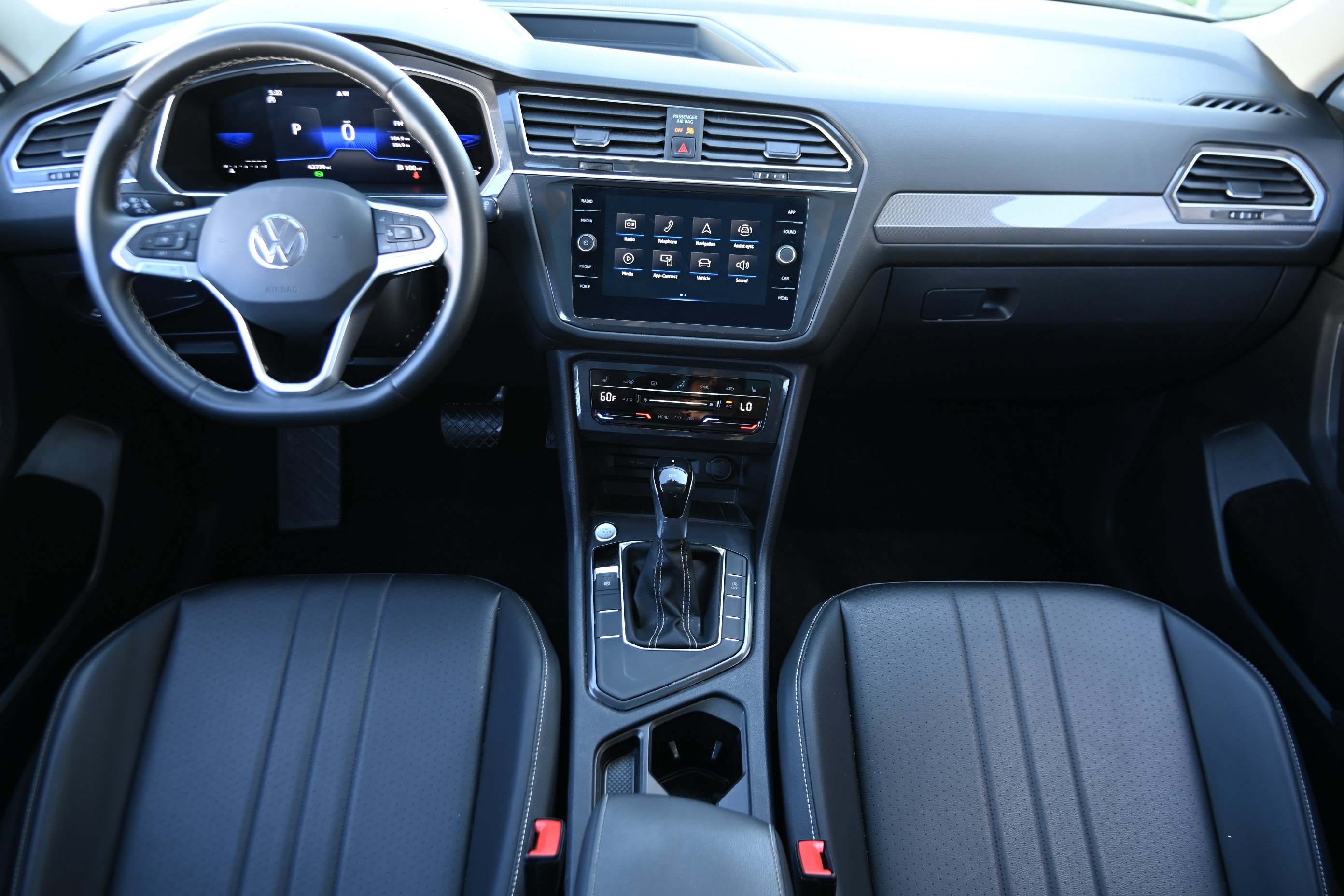 Used 2023 Volkswagen Tiguan SE w/ Panoramic Sunroof Package FWD image 16