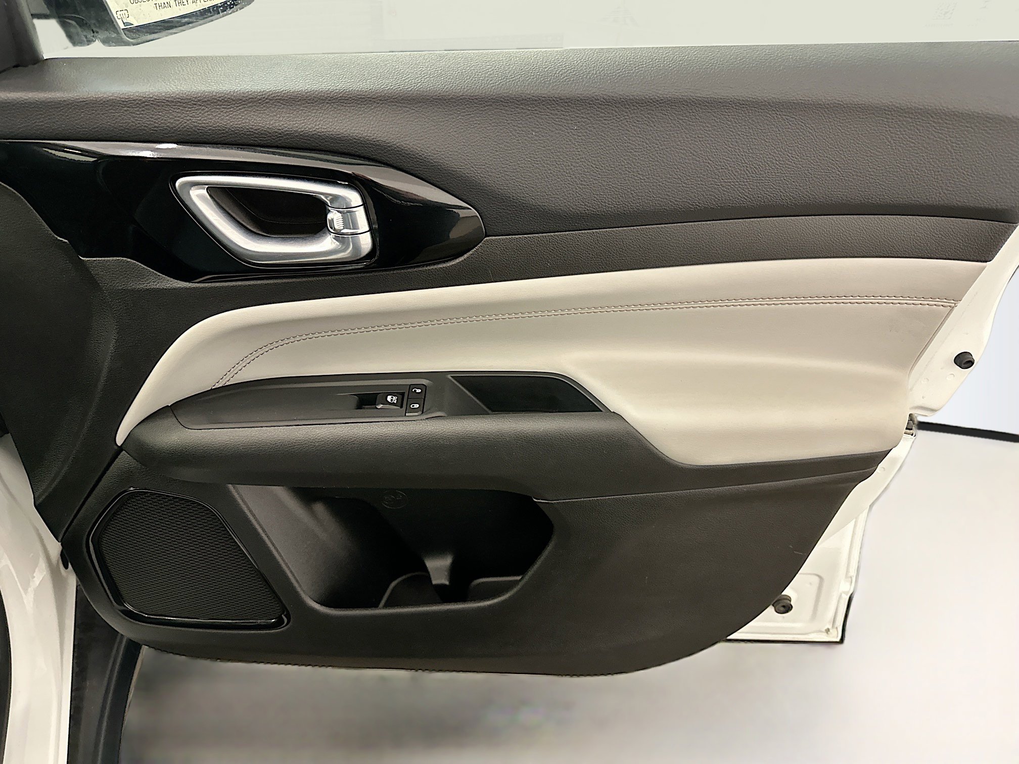 Used 2025 Jeep Compass Limited image 32