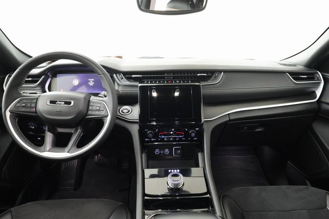 Used 2023 Jeep Grand Cherokee Altitude image 5