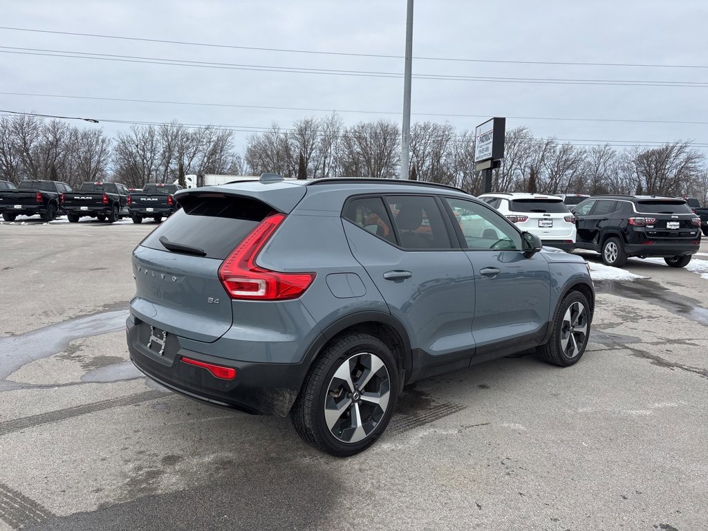 Used 2023 Volvo XC40 B4 Ultimate image 3