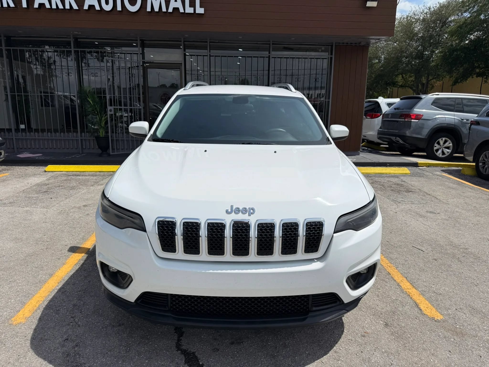 Used 2019 Jeep Cherokee Latitude w/ Popular Appearance Group FWD image 2