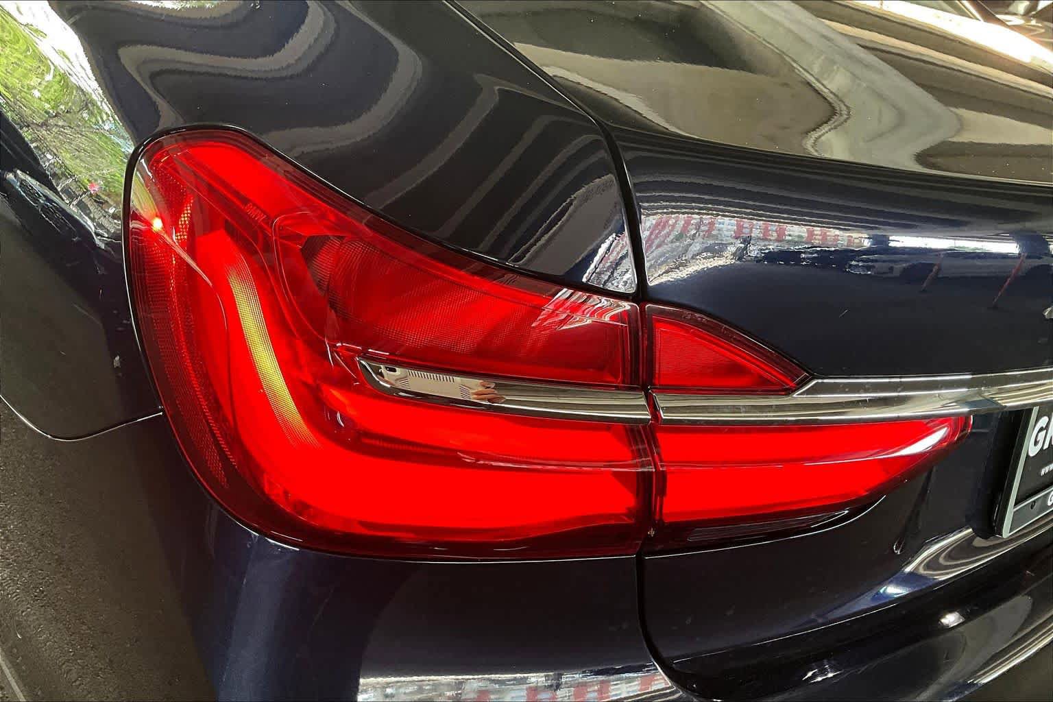 Used 2018 BMW 750i image 28