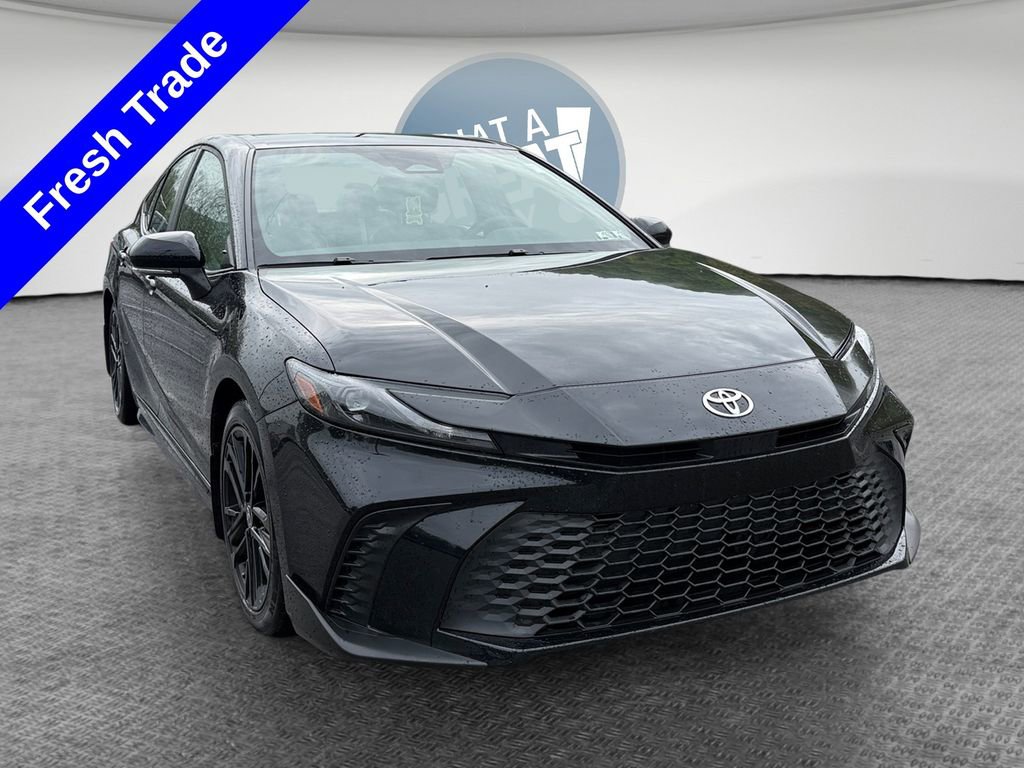 Used 2025 Toyota Camry SE FWD image 1