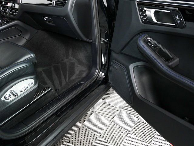 Certified 2023 Porsche Macan Turbo image 27