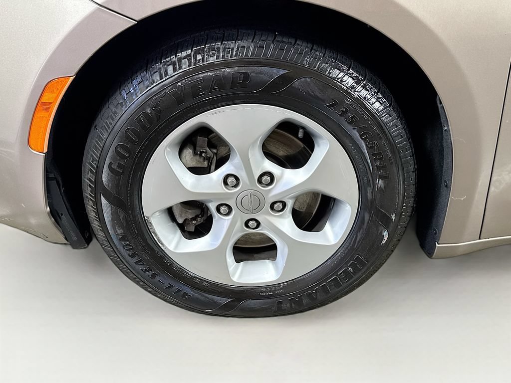 Used 2017 Chrysler Pacifica LX w/ Tire & Wheel Group FWD image 38