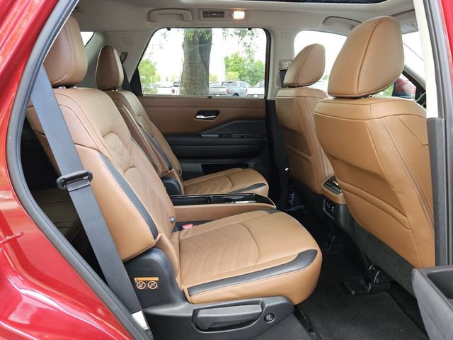 Used 2025 Nissan Pathfinder Platinum AWD/4WD image 14