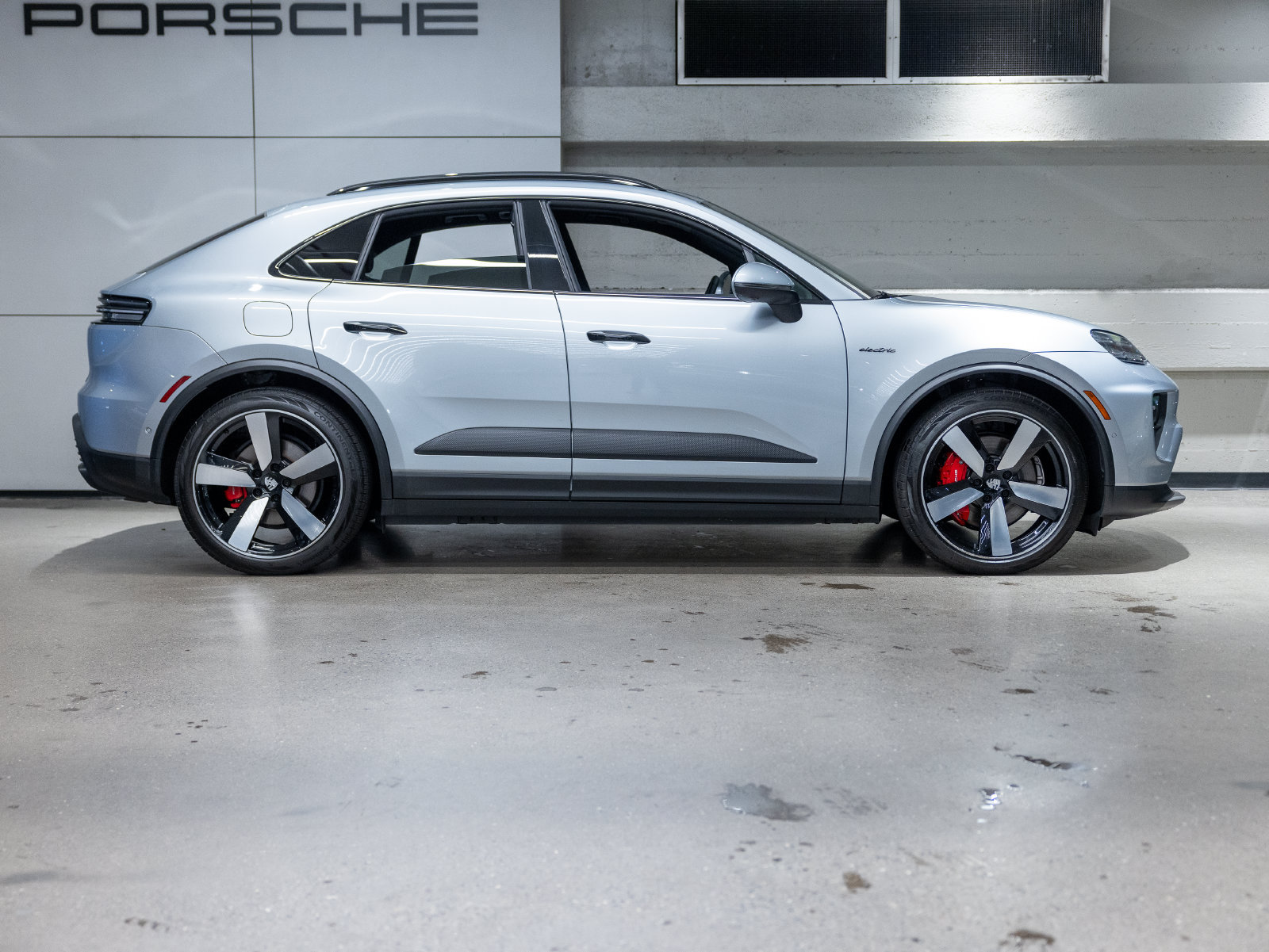 Certified 2025 Porsche Macan 4S Electric AWD/4WD image 17