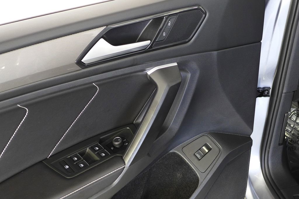 Used 2024 Volkswagen Tiguan SE w/ Panoramic Sunroof Package image 12