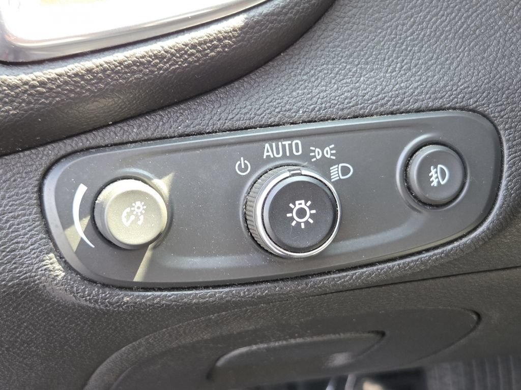 Used 2018 Chevrolet Trax Premier FWD image 13