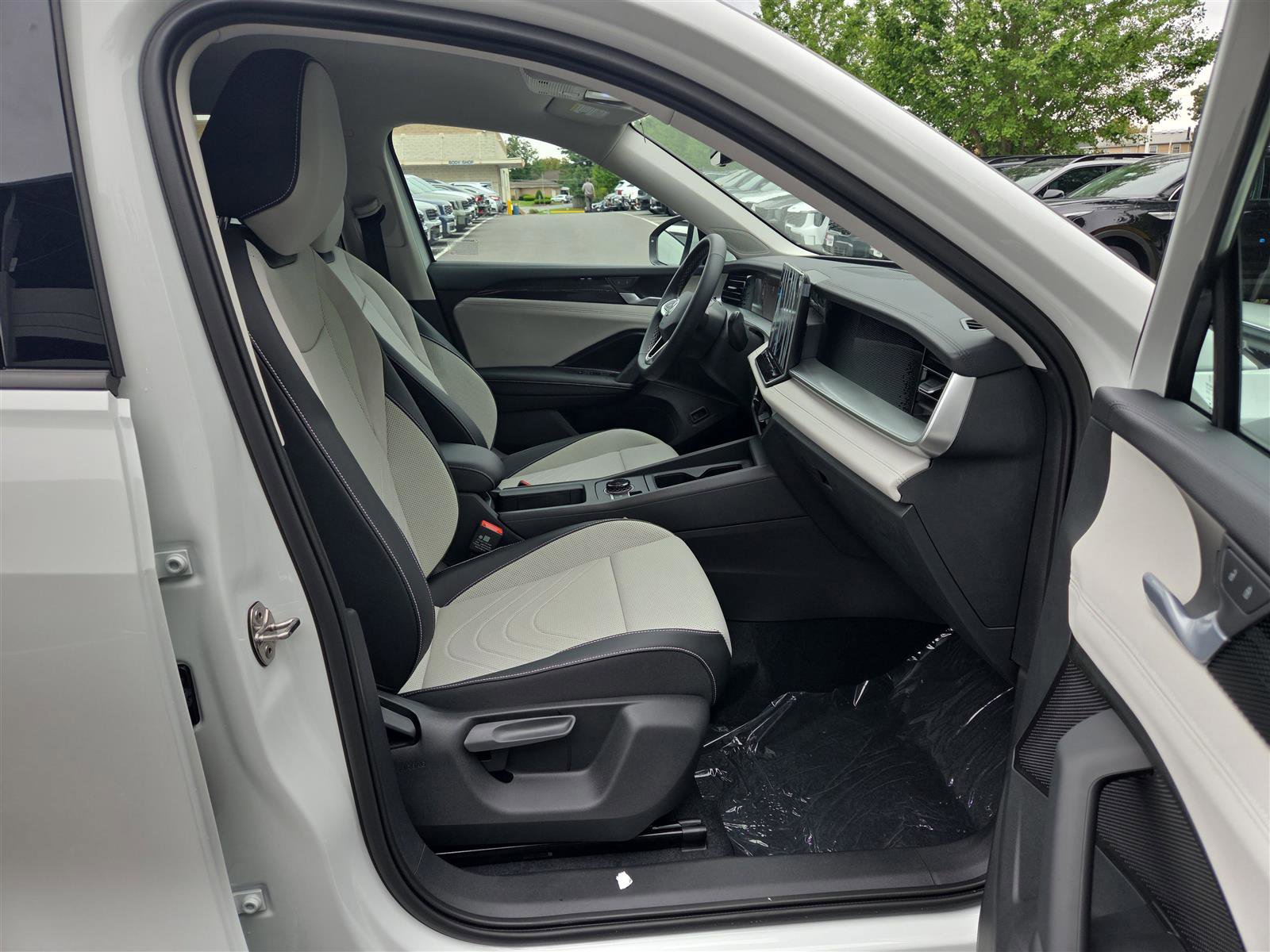 New 2025 Volkswagen Tiguan SE image 34