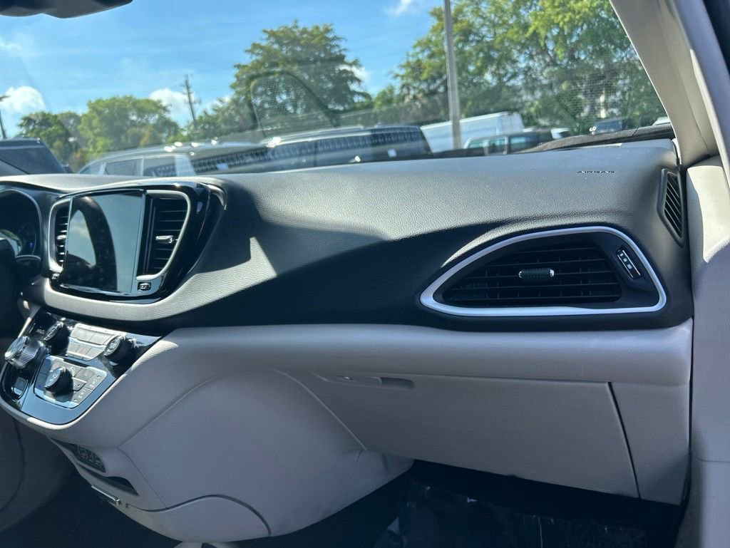 Used 2024 Chrysler Pacifica Touring-L FWD image 16