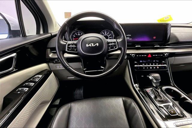 Used 2024 Kia Carnival EX image 4