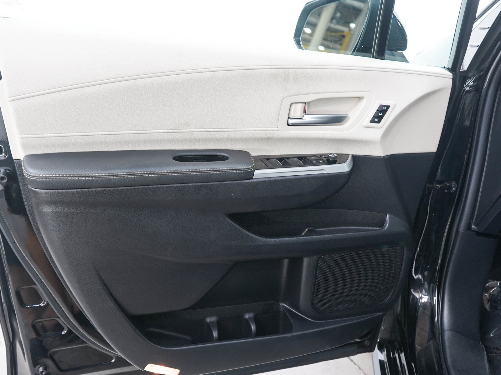 Used 2025 Toyota Sienna AWD image 24