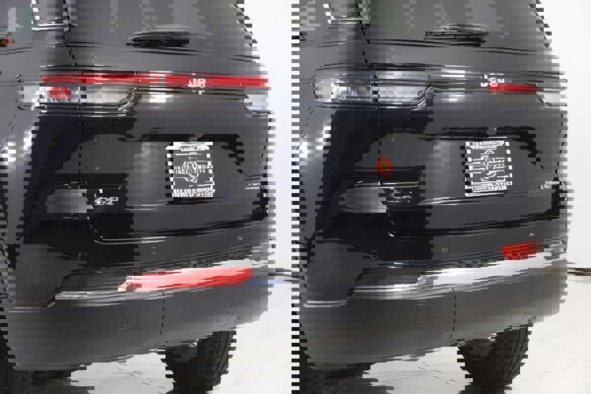 Used 2023 Jeep Grand Cherokee Laredo X image 19